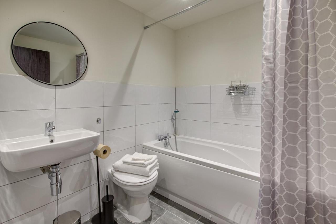 Stylish 'New York Loft' Style Apartment In The Heart Of Bd1 *